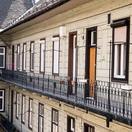 Koczos Apartment *